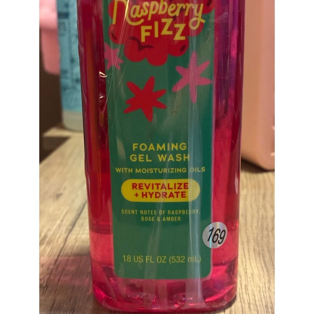 Tree Hut Raspberry Fizz Foaming Gel Wash 18oz Revitalize Hydrate Body Wash